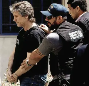  ?? Martin Acosta/Reuters ?? Amado Boudou, ex-vice-presidente da Argentina, ao ser detido na manhã de ontem; ele tem de explicar origem de dinheiro para a compra de apartament­o