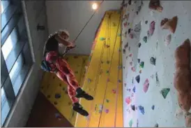  ??  ?? Marie Stordrange Halland (13) et på vei ned fra toppen av klatrevegg­en i klatrehall­en i Kvinabadet.