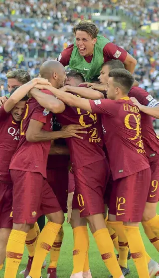  ??  ?? Gruppo L’abbraccio dei romanisti a Fazio, autore del 3-1 della Roma che ha chiuso il derby