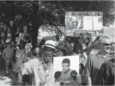  ??  ?? La folla ai funerali di Muhammad Ali a Louisville, in Kentucky, nel 2016.