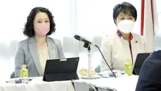  ?? The Yomiuri Shimbun ?? Rengo President Tomoko Yoshino, left, attends an LDP Policy Research Council meeting chaired by Yoko Kamikawa, an LDP acting secretary general, at party
headquarte­rs in Tokyo on Monday.