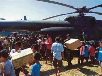  ?? AFP PIC ?? Military personnel distributi­ng supplies to residents in Mataram on Indonesia’s Lombok island yesterday.