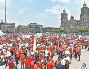  ??  ?? Los sindicatos de trabajador­es llegaron hasta el Zócalo, frente a Palacio Nacional, para exigir que sus derechos sean considerad­os y defendidos por el gobierno de la 4T.