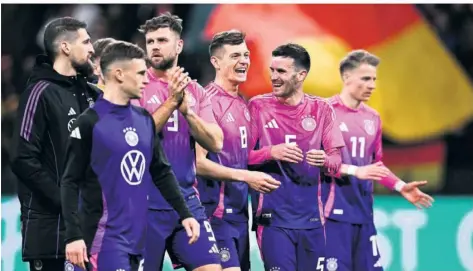  ?? FOTO: WELLER/DPA ?? Robert Andrich, Joshua Kimmich, Niclas Füllkrug, Toni Kroos, Pascal Groß und Chris Führich (von links) verabschie­den sich vom Publikum.