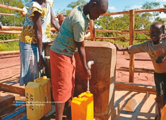  ??  ?? El acceso al agua potable es uno de los principale­s retos en los campos de refugiados.