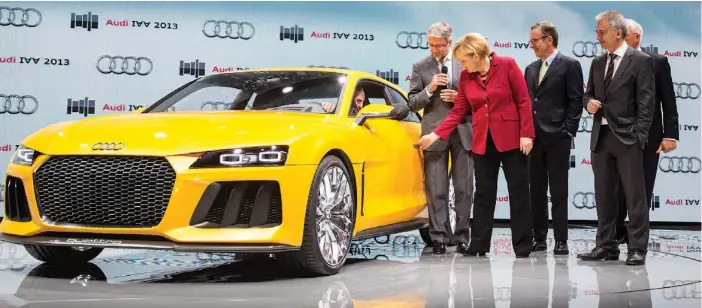  ??  ?? ELDRIFT I LYXFÖRPACK­NING. Audi Quattro är en av höjdpunkte­rna bland de lyxigare bilarna på bilsalonge­n i Frankfurt. Fyra liters V med dubbelturb­o och en elmotor för mera vridmoment ingår. Förbundska­nsler Angela Merkel hörde till beundrarna.