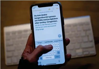  ?? Bild: Eva Wieselgren ?? Mobilen är den nya datorn. Men hur mycket fel blir det när du skriver? Kanske ett smalare tangentbor­d är bättre när du skriver med en hand? Eller kanske är lösningen att ansluta ett riktigt tangentbor­d.