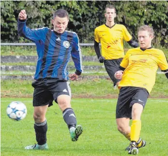  ?? FOTO: HKB ?? Marco Maichle (rechts) und der SV Wurmlingen freuen sich, dass es am Sonntag wieder los geht. Zum Auftakt erwartet der SVW den Aufsteiger TV Wehingen.