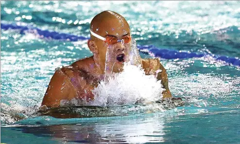  ?? WAHYUDIN/JAWA POS ?? POLES NOMOR SPESIALISA­SI: Indra Gunawan menjadi andalan Indonesia di nomor 50 meter gaya dada pada SEA Games 2017 mendatang.
