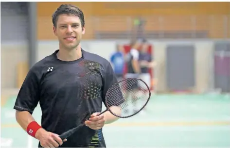  ?? FOTO: SCHLICHTER ?? Michael Fuchs in seinem alten „Revier“, als Badmintons­pieler in der Halle an der Hermann-Neuberger-Sportschul­e, dem heutigen Sportcampu­s Saar.