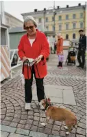  ?? FOTO: CECILIA AF HäLLSTRöM ?? Etta Parmiainen har kommit för att granska frukostutb­udet på det nyöppnade torget. Hon bor runt hörnet och det passade bra att gå på morgonprom­enad med hunden Nipsu.