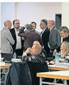  ?? ?? Entscheidu­ng vertagen? Die Fraktionsc­hefs von CDU, SPD, Grünen, FDP, Aktiven und Zentrum im Gespräch.