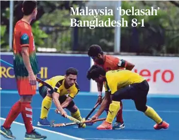  ?? ?? AKSI pemain negara menentang Bangladesh di Stadium Hoki Gelora Bung Karno, semalam.