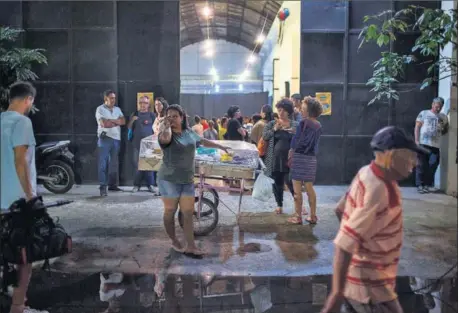  ?? / M. P. (AFP) ?? Una vendedora callejera, a la entrada de un centro cívico en una favela de Río de Janeiro, en septiembre.