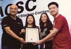  ?? PIC BY EIZAIRI SHAMSUDIN ?? (From left) Alibaba Cloud Asean general manager Raymond Ma, MDEC chief operating officer Datuk Ng Wan Peng, WORQ cofounder Stephanie Ping and its chief financial officer Andrein Yeow at the Create Alibaba Cloud Startup Contest 2017 at WORQ Co working...