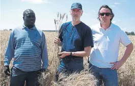  ??  ?? En Kenia. De izq. a der., un operario local y los argentinos Alvarez y Van der Straten.