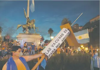  ?? /AFP ?? En Argentina, miles de personas protestaro­n por las "Vacunas VIP", un escándalo que le costó el puesto al exministro de Salud del país