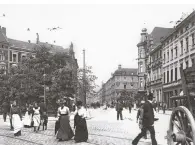  ??  ?? So sah der Worringer Platz 1910 aus. Julius Söhn fotografie­rte im Verlauf der Zeit immer mehr Alltagssze­nen.