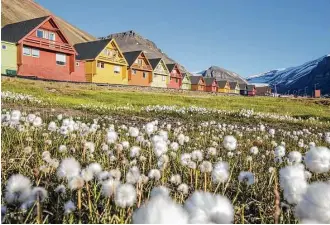  ?? Danita Delimont /Getty Images ?? Within the Arctic Circle, Longyearby­en summers feature the Midnight Sun. The town is the world’s northernmo­st settlement, with greater than 1,000 permanent residents.