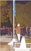  ?? ?? Roger McCarthy lowered the New Zealand flag to half-mast during the dawn parade.