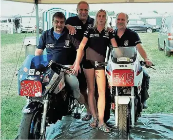  ?? Foto: Klaus Benz ?? Zog nach den beiden Wettbewerb­en in Riesa eine zufriedene Bilanz: Das Classic Racer Team des MC Neuburg. (Von links) Chris tian Sefferin, Peter März, Martina Koller und Roland Demnick freuen sich bereits auf die neue Saison.