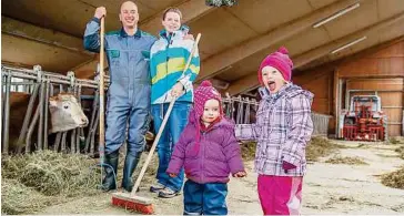  ??  ?? Herzige Familienid­ylle: Martin und Astrid Gaßner mit ihren Kindern Klara und Ilvie