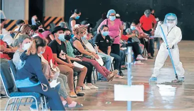  ?? FOTO: EL HERALDO ?? Las sillas de las salas de espera de los centros de triaje permanecen ocupadas por pacientes que necesitan una consulta, ya que presentan síntomas de coronaviru­s y urgen atención temprana.