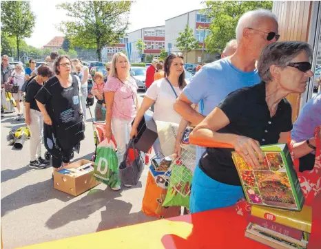  ?? FOTO: WILFRIED GEISELHART ?? Warum etwas in den Müll werfen, was andere vielleicht noch gebrauchen können? Das Interesse beim „ Müllsparta­g“des Landratsam­ts in der Alten Festhalle war groß. Bei der Abgabe der Gebrauchsg­egenstände bildeten sich lange Schlangen.