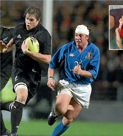  ?? STUFF/ GETTY IMAGES ?? Norm Maxwell on the burst for the All Blacks against Italy in Hamilton in 2002. Above, Maxwell relaxes with son Frances on his balcony in Galicia, Spain. Left, it has become a tradition in parts of Spain for residents to shout out words of encouragem­ent from their windows.