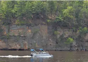  ?? MILWAUKEE JOURNAL SENTINEL MARK HOFFMAN / ?? A pontoon boat cruises on the Wisconsin River in Wisconsin Dells.