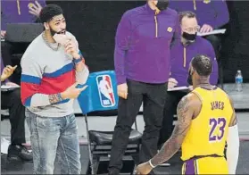  ?? FOTO: AP ?? Davis, de baja, hablando con LeBron, durante el último partido ante Miami