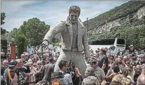  ??  ?? Le 16 juin à Viviers, lors de l’inaugurati­on de la statue de Johnny Hallyday.