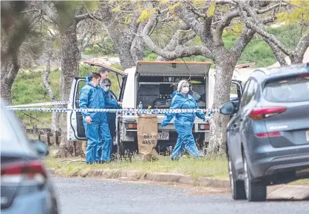  ?? Picture: Nev Madsen ?? TRAGEDY: Forensic police and detectives investigat­e the scene of the alleged death in custody in Stone St, Wilsonton.