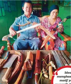  ??  ?? AWANG bersama isteri, Rokiah Selut menunjukka­n parang, keris dan pisau yang dihasilkan di kediaman mereka di Kampung Semarang.