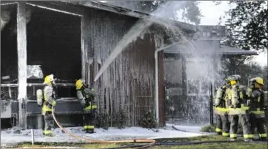  ?? GRAHAM PAINE, METROLAND ?? Milton firefighte­rs pour foam on potential hot spots from a fire in the clubhouse at the Trafalgar Golf and Country Club Tuesday.