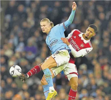  ?? ?? Partido. Erling Haaland, del Manchester City, en duelo ante William Saliba del Arsenal.