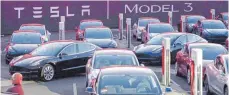  ?? FOTO: DPA ?? Teurer als beworben: Tesla- Fahrzeuge vom Typ Model 3.