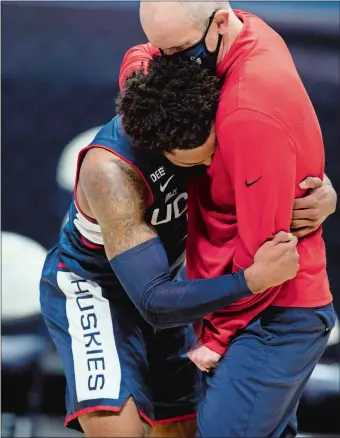  ?? ALBERT CESARE/THE CINCINNATI ENQUIRER VIA AP ?? UConn guard R.J. Cole (1) embraces head coach Dan Hurley after the Huskies defeated Xavier 80-72 on Saturday afternoon in a Big East game in Cincinnati.