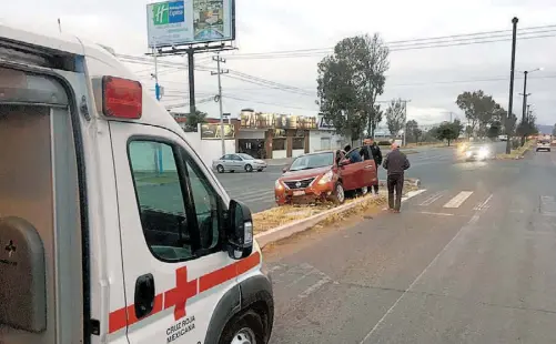  ??  ?? Luego de que elementos de Policía Estatal tomarán conocimien­to, el conductor fue valorado por paramédico­s de Cruz Roja.