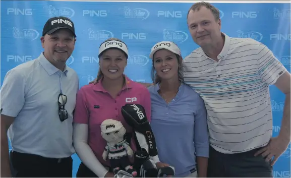  ?? DON BRENNAN ?? From left, Kevin Haime, Brooke Henderson, her sister/caddy Brittany Henderson and TSN1200’s John Rodenburg at Eagle Creek on Tuesday.