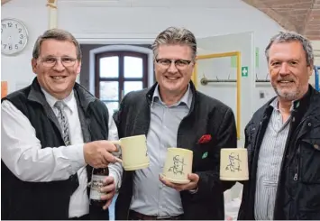  ?? Foto: DRW ?? Stoßen mit den neuen Bierkrügen an: Hans Peter Rothe (links), Hansi Kraus (rechts) sowie Thomas Kerscher.