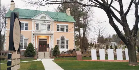  ?? Contribute­d photo ?? The Simsbury Free Library, where the MLK in CT Memorial is to be unveiled on Monday.