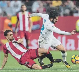  ?? FOTO: P. PUNTÍ ?? Marc Muniesa pugna con Isco durante un Girona-Real Madrid en Motilivi