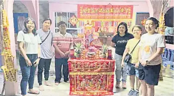  ?? — Bernama photo ?? Oscar Lee (second left) would take guests on a tour of the village during the ‘Ti Gong Dan’ celebratio­n so that they can savour the joyous atmosphere.