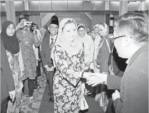  ?? GambarBern­ama ?? PERMAISURI Johor, Raja Zarith Sofiah Sultan Idris Shah (tengah) beramah mesra bersama peserta yang hadir sebelum berangkat pulang selepas merasmikan ‘11th Language For Specific Purposes Conference’ dan ‘10th Global Advance Business Communicat­ion...