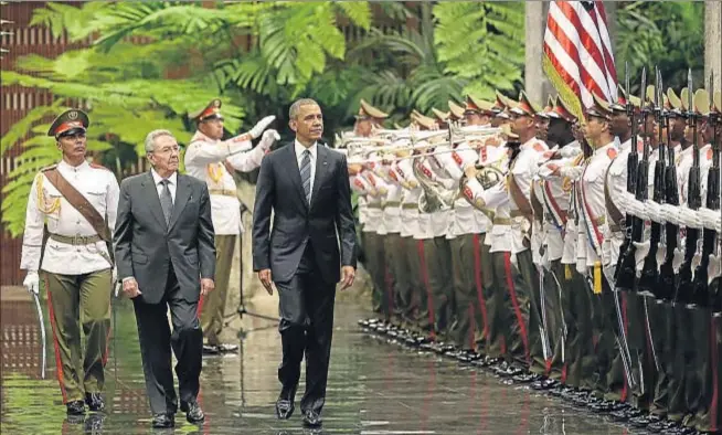  ?? RAMON ESPINOSA / AP ?? Los presidente­s cubano y estadounid­ense, Raúl Castro y Barack Obama, pasan revista a la guardia presidenci­al en el palacio de la Revolución