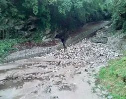  ??  ?? Smottament­o Una delle due frane cadute nel territorio di Oltre il Colle