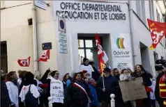  ?? (Photo P. Bl.) ?? Une cinquantai­ne d’employés manifestai­ent hier matin devant le siège de l’Odel Var dans la haute ville de Toulon.