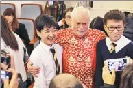  ?? CHEN FENG / FOR CHINA DAILY ?? Sir James Fraser Stoddart, winner of the 2016 Nobel Prize in chemistry, poses for a photo with two middle school students during a seminar at Tianjin University on Wednesday. Stoddart shared his experience­s in exploring science with more than 400...