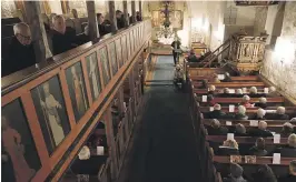  ?? FOTO: PEER RØDAL HAUGEN/FJAEREPOST­EN ?? GODT OPPMØTE: Det var mellom 80 og 90 som fikk med seg orgelkonse­rten i Fjaere kirke søndag.